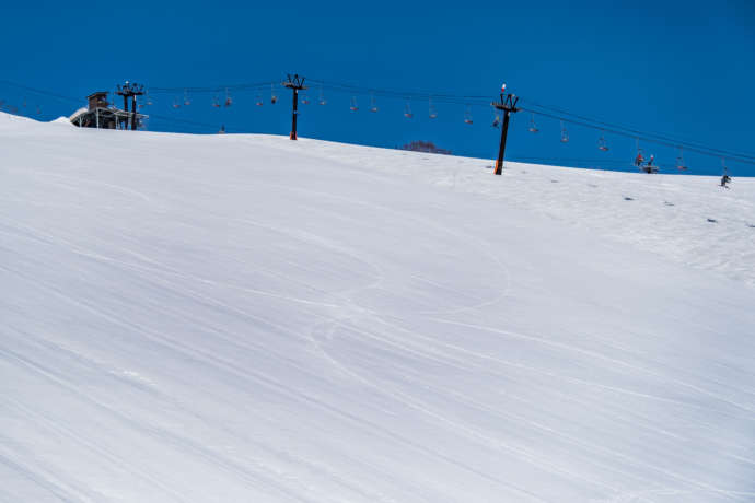 長野県北安曇郡にある「エイブル白馬五竜スキー場」のグランプリコースの雪の様子