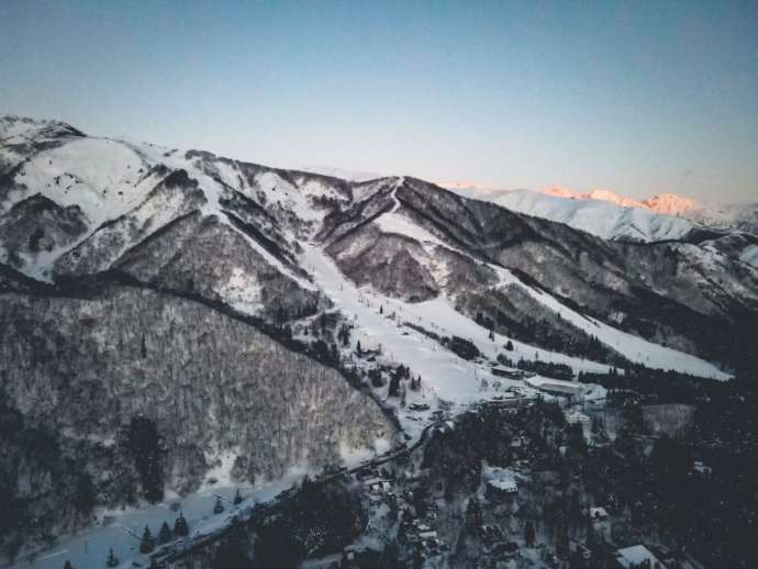 長野県北安曇郡にある「エイブル白馬五竜スキー場」で眺めた日の出
