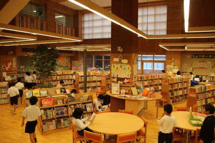 白山市の公立小学校の図書館の様子