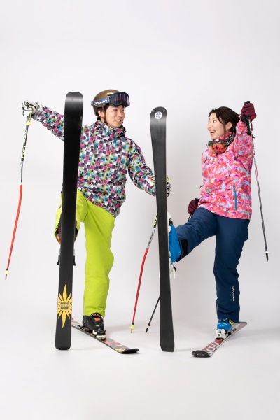 お気に入りのスキーウェアを着て撮影する新郎新婦