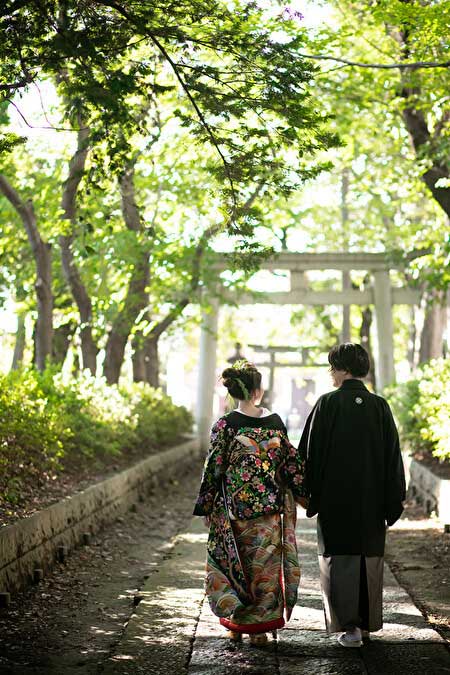 千葉県船橋市にある「前原御嶽神社 フォトスタジオ ソラーナ」が撮影した新郎新婦の後ろ姿