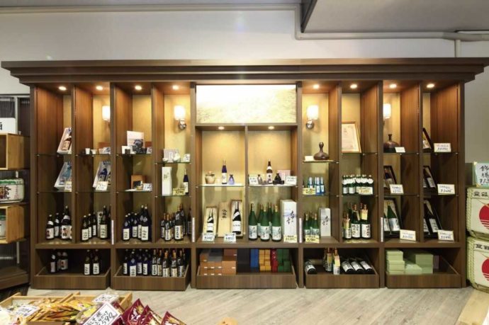 神戸市東灘区にある浜福鶴蔵の売店に並ぶ多数の日本酒