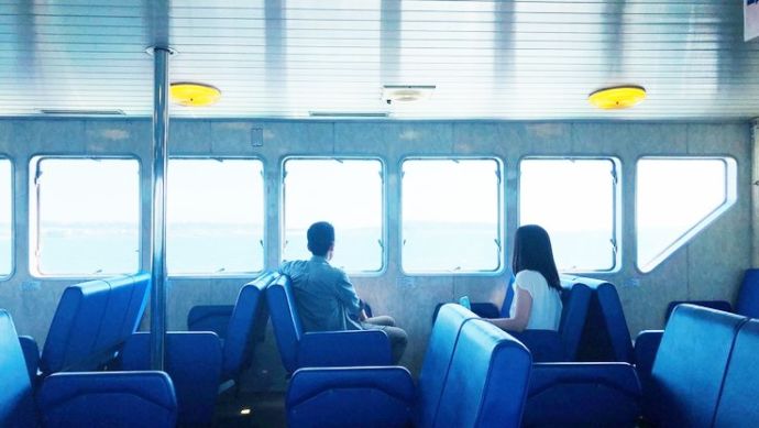 静岡県浜松市にある「浜名湖遊覧船」でのんびりくつろぐカップル