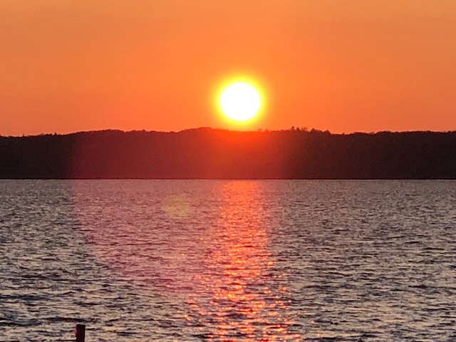 北海道浜頓別町のクッチャロ湖で撮影された夕日の写真