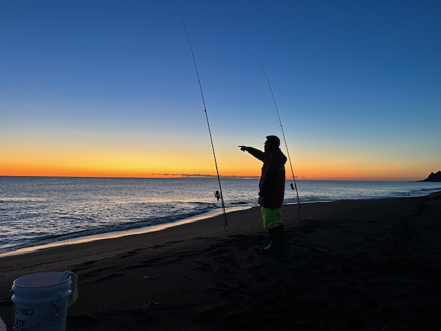 オホーツク海で日の出前の鮭釣りをしている写真