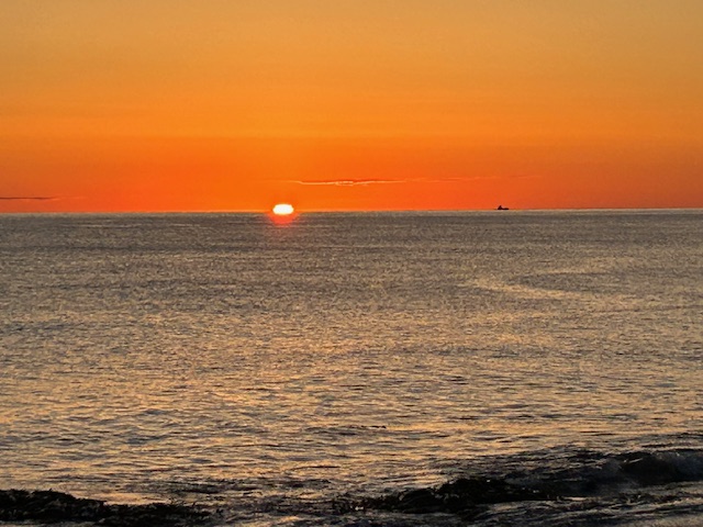 オホーツク海で撮影した朝日の写真