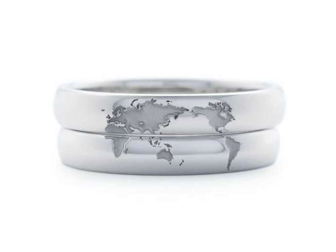 世界地図がデザインされた結婚指輪
