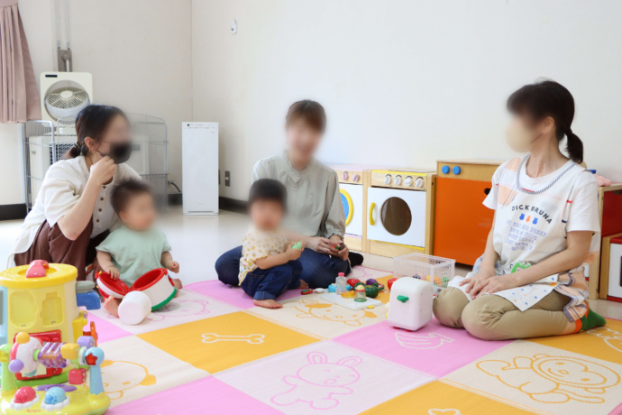 花巻市の児童センターで遊ぶ子どもと保護者