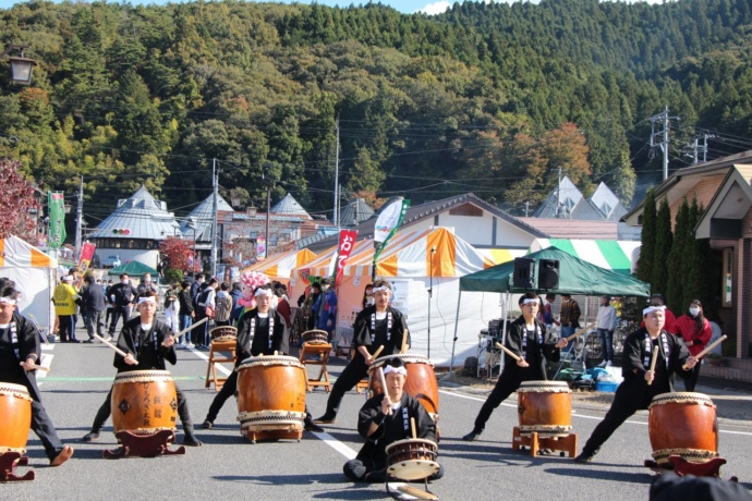 塙町で行われている祭りでの太鼓演奏