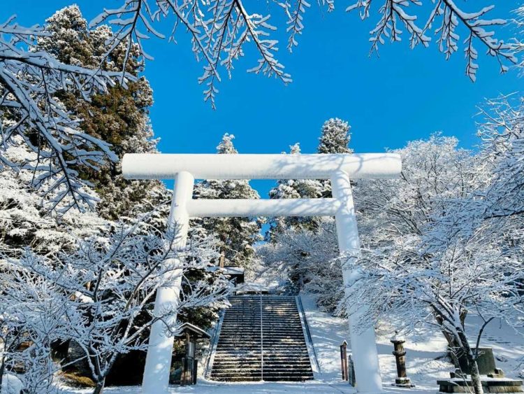 冬の雪景色に映える土津神社の白大鳥居