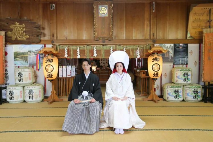 土津神社で神前式に参加する新郎新婦の様子