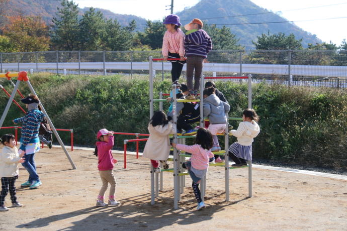 八峰町の八森子ども園の園庭で遊ぶ子どもたち