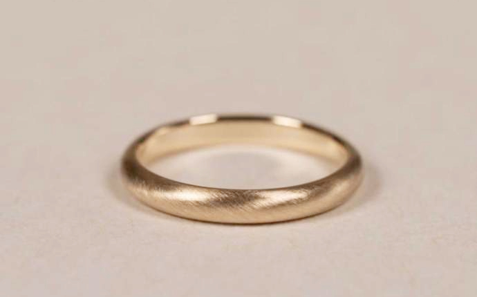 華やかな印象のイエローゴールドの結婚指輪