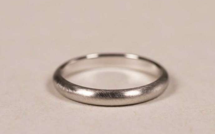 マット仕上げを施したプラチナ結婚指輪