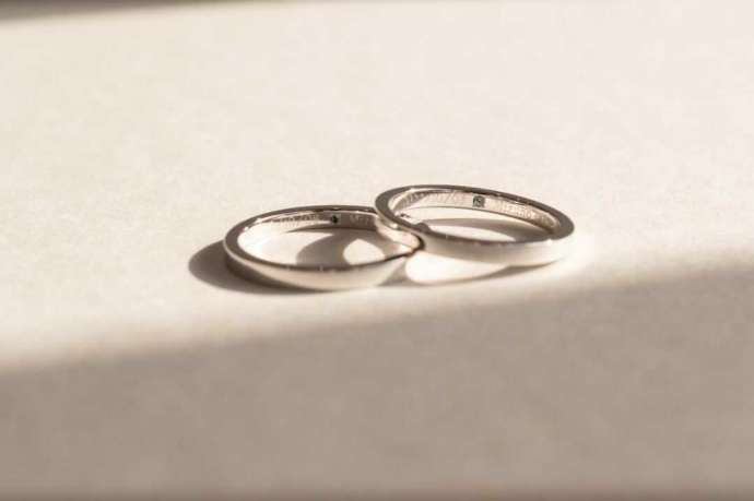 指輪の裏側に刻印と宝石を施したHappy Ribonのペア結婚指輪