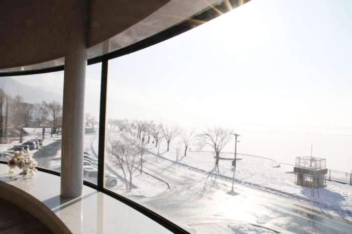 「ハーモ美術館」から眺める冬の諏訪湖