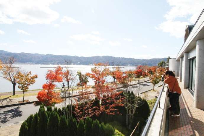 「ハーモ美術館」から眺める秋の諏訪湖