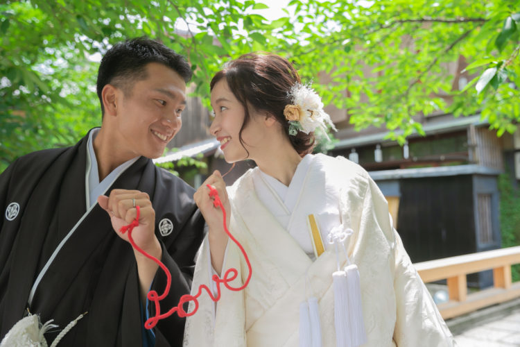 ハルウェディングで京都のロケーションを背景に結婚写真を撮影する夫婦