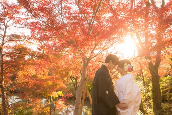 ハルウェディングで京都の紅葉をバックに結婚写真を撮影するご夫婦