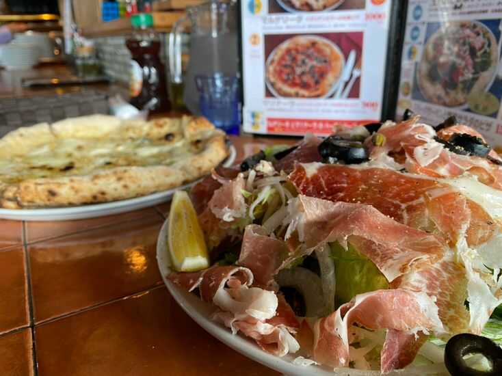 「オーノボーノ」で食べられる生ハムと野菜のサラダのピザ