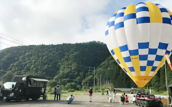 岐阜県郡上市八幡町にあるHEAT BALLOON物語の気球体験の様子