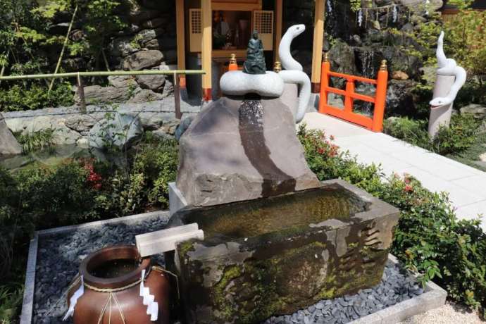 「蛇窪神社」境内の白蛇清水の洗い場