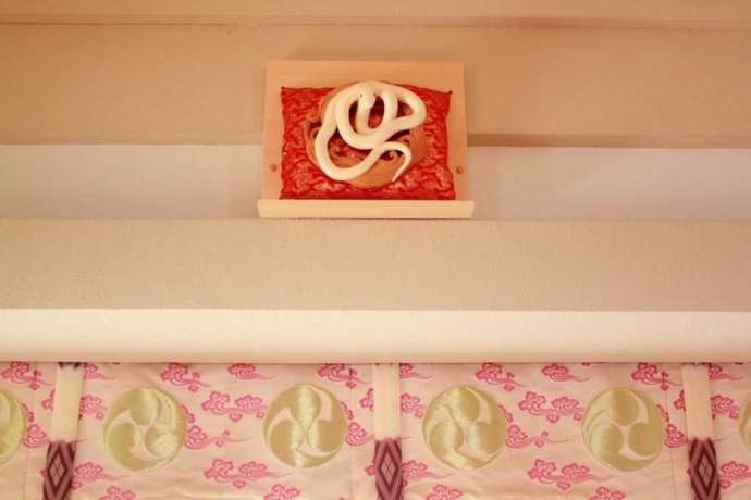 「蛇窪神社」の社殿に奉納されている白蛇さまの彫刻