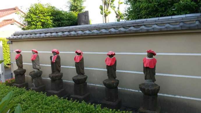 東京都小平市にある「臨済宗円覚寺派 平安院」の山門の横にあるお地蔵様