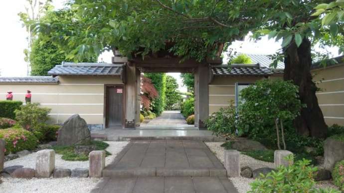 東京都小平市にある「臨済宗円覚寺派 平安院」の山門