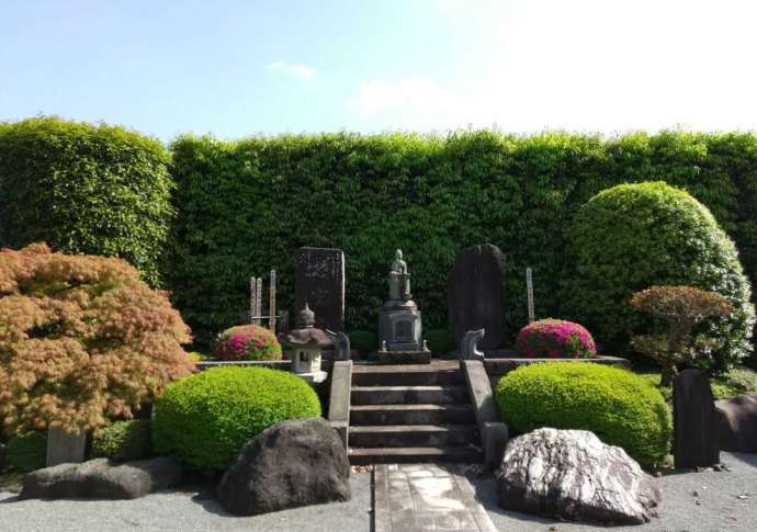 東京都小平市にある「臨済宗円覚寺派 平安院」の本堂前にある弥勒菩薩