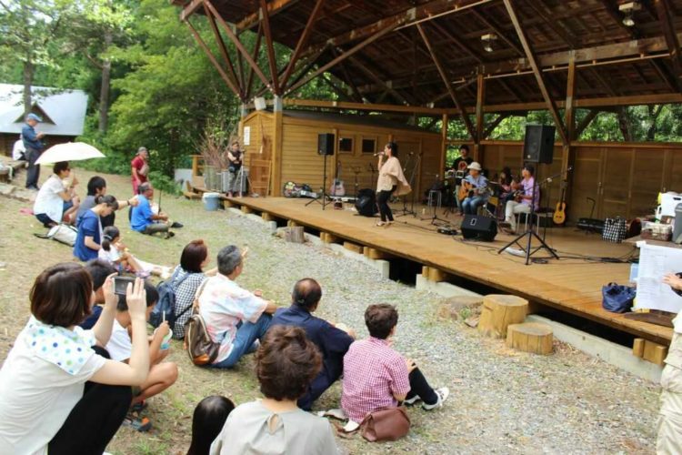 飛騨小坂ふれあいの森キャンプ場で音楽イベントが行われる様子