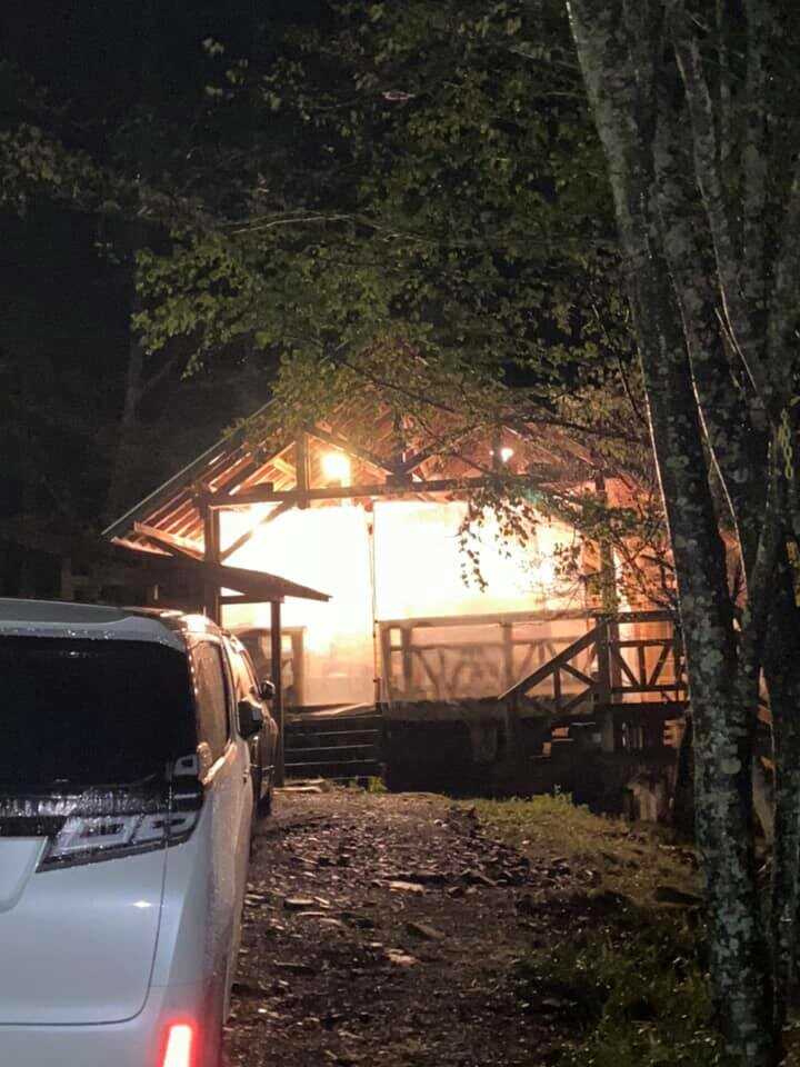飛騨小坂ふれあいの森キャンプ場の調理棟で夜のBBQを楽しむ様子