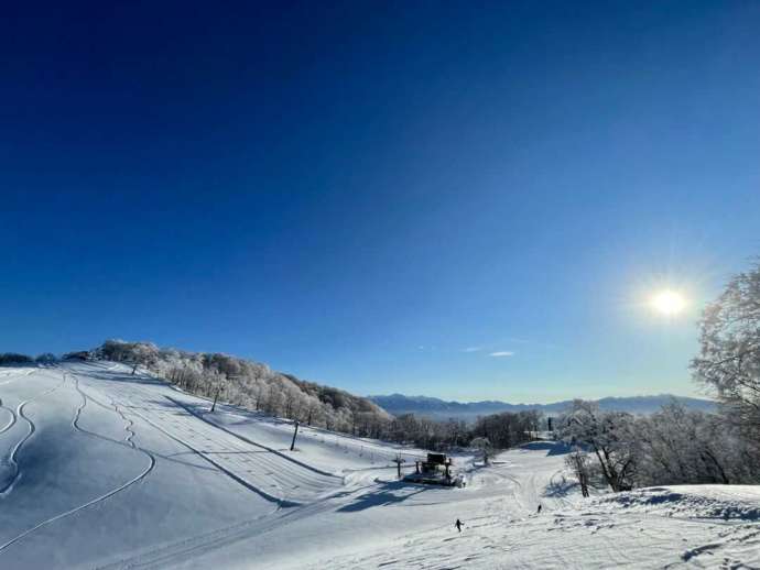 ひだ流葉スキー場の山頂ゲレンデ風景