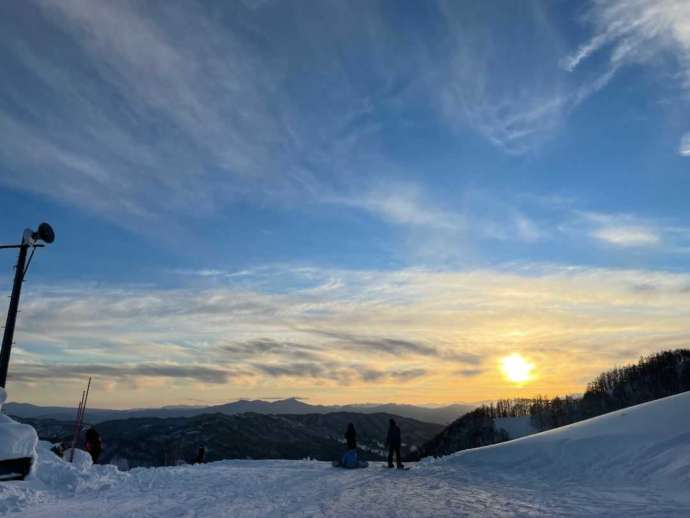 ひだ流葉スキー場にあるジャイアントコースから見える夕日