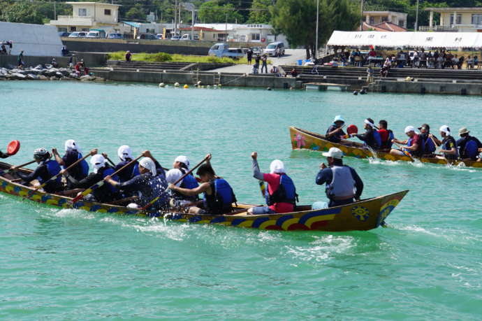 海神祭で船を漕ぐ人々