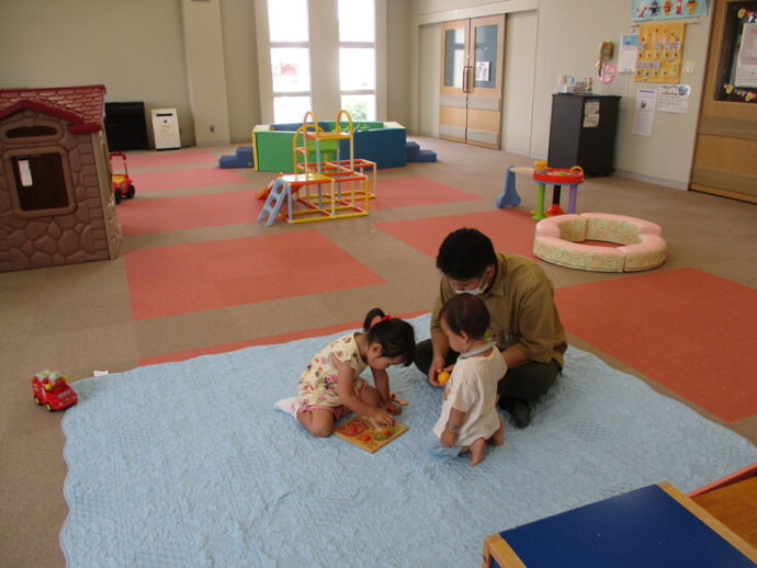 東彼杵町の子育て支援センターで遊ぶ子どもたち