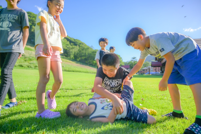 福島県檜枝岐村で外遊びする子どもたちの写真