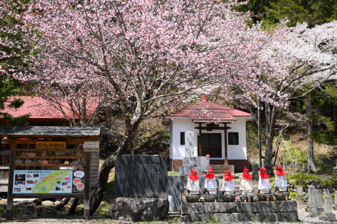 福島県檜枝岐村の春の六地蔵の写真