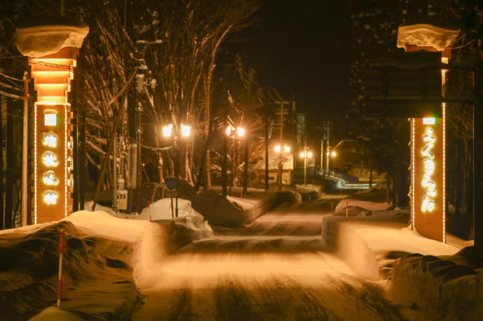 福島県檜枝岐村の雪道の写真