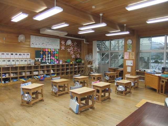 木質化された檜原村の小学校の教室