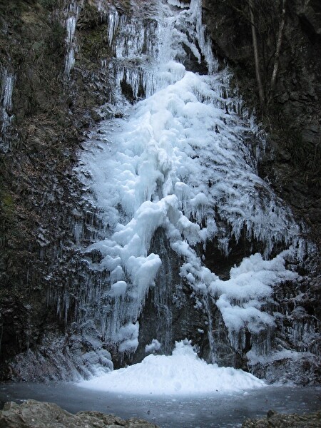 冬に氷結した檜原村の払沢の滝