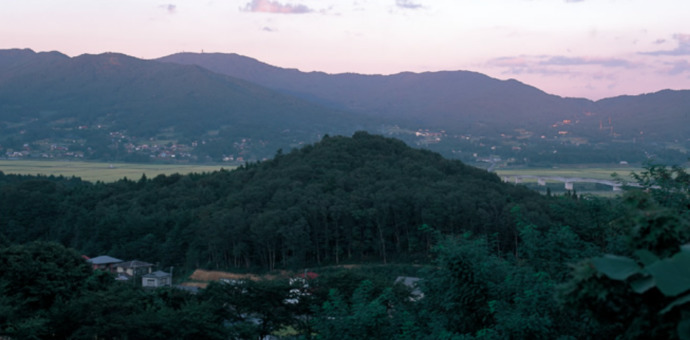 平泉町の中尊寺と毛越寺のほぼ中間に位置する金鶏山