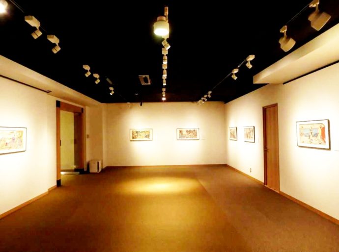 静岡県浜松市の「平野美術館」の展示室と複数の展示作品