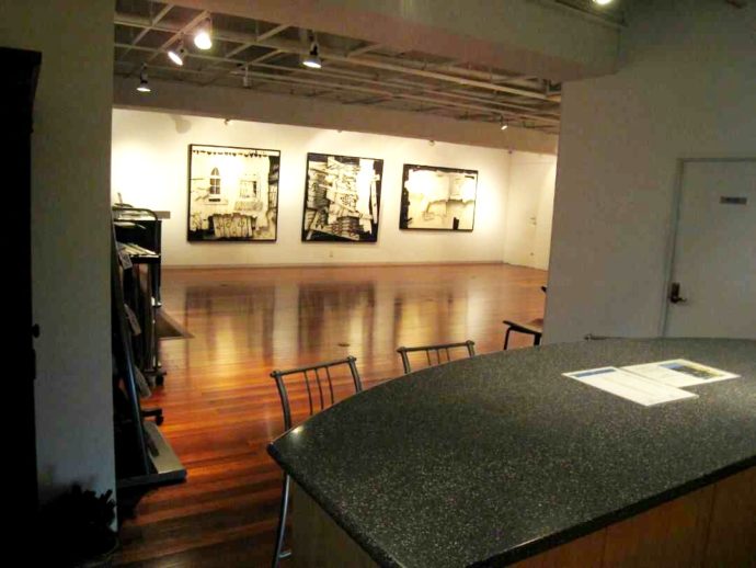 浜松市の「平野美術館」のギャラリースペース内の作品とテーブル