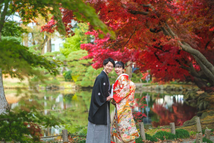 岩手県盛岡市にある「ヒラトヤブライダルファッション」の紅葉を背景にした撮影カット
