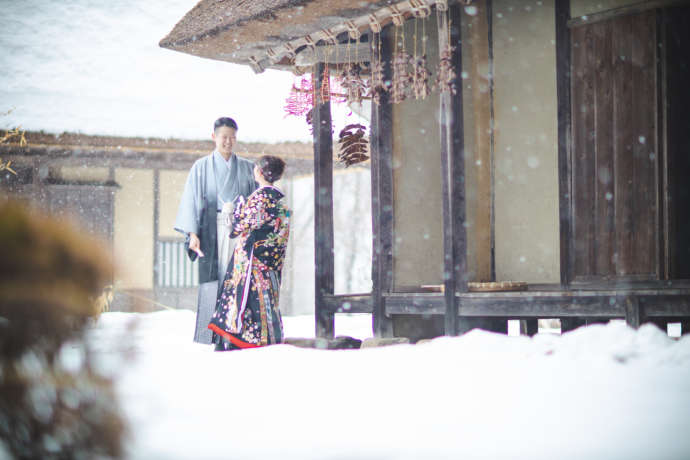 岩手県盛岡市の「ヒラトヤブライダルファッション」による雪の中での撮影カット
