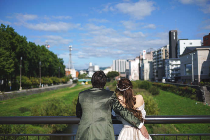 岩手県盛岡市の「ヒラトヤブライダルファッション」による橋の上での撮影カット