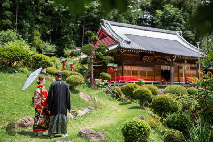 岩手県盛岡市の「ヒラトヤブライダルファッション」による日本庭園での撮影カット