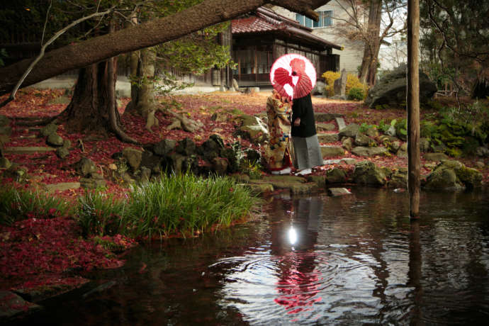岩手県盛岡市の「ヒラトヤブライダルファッション」での撮影カット・池ごしの二人