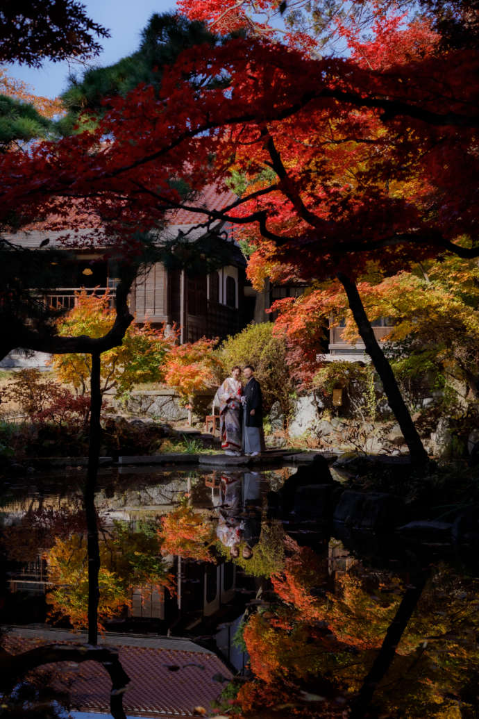 岩手県盛岡市の「ヒラトヤブライダルファッション」が撮影した紅葉に包まれる新郎新婦
